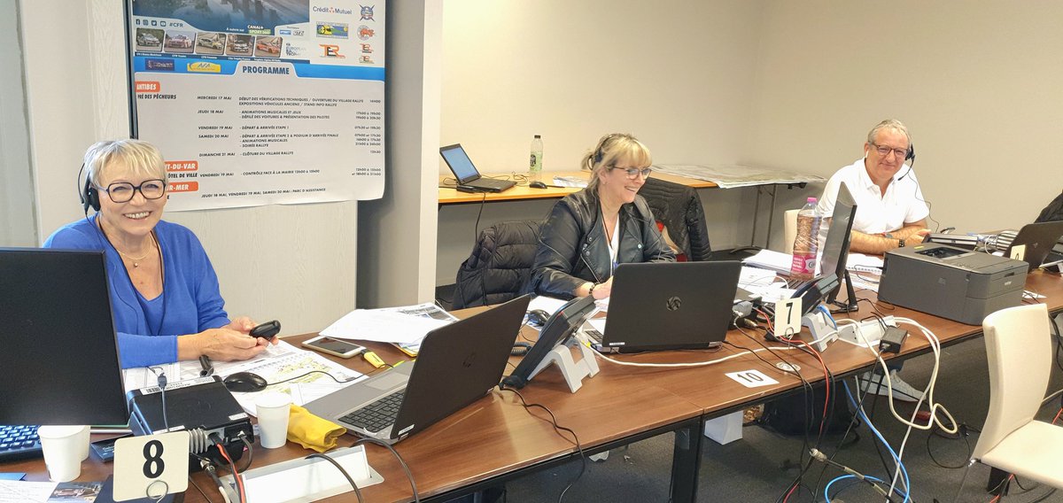 Il y a comme un air de "secrétaires médicales"... 😂 

Ne vous y méprenez pas, nous sommes au sein du PC Course avec nos chers "Responsables d'épreuves spéciales". 😘