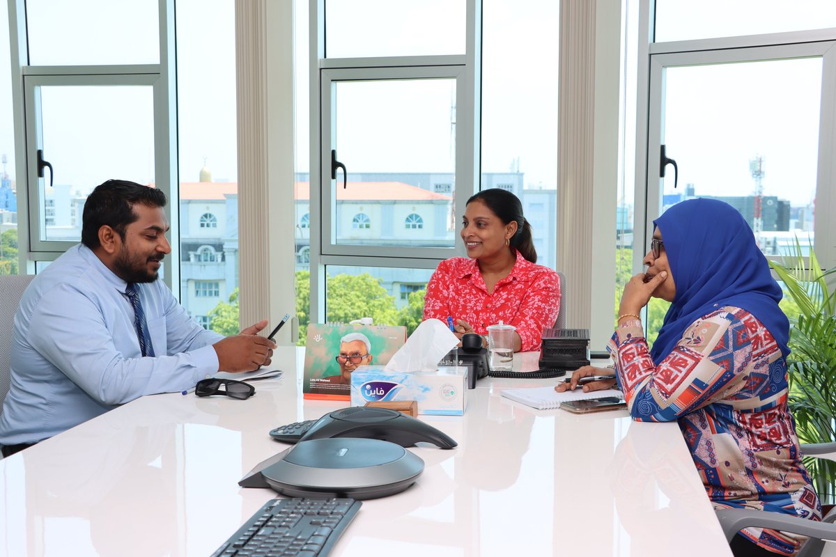 MoEdumv's tweet photo. މިނިސްޓަރ @aisthly އަތޮޅުތެރޭ ސްކޫލްތަކުގެ ބައެއް ޕްރިންސިޕަލުންނާ ބައްދަލުކުރެއްވުން. މި ބައްދަލުކުރެއްވުމުގައި ސްކޫލްތަކަށް ދިމާވެފައިވާ ދަތިތައް އޮޅުންފިލުއްވައި، އެކަންކަން ޙައްލުކުރެވޭނެ ގޮތްތަކާ ގުޅޭގޮތުން މަޝްވަރާކުރެއްވި. https://t.co/UDwoCc0ZsQ
