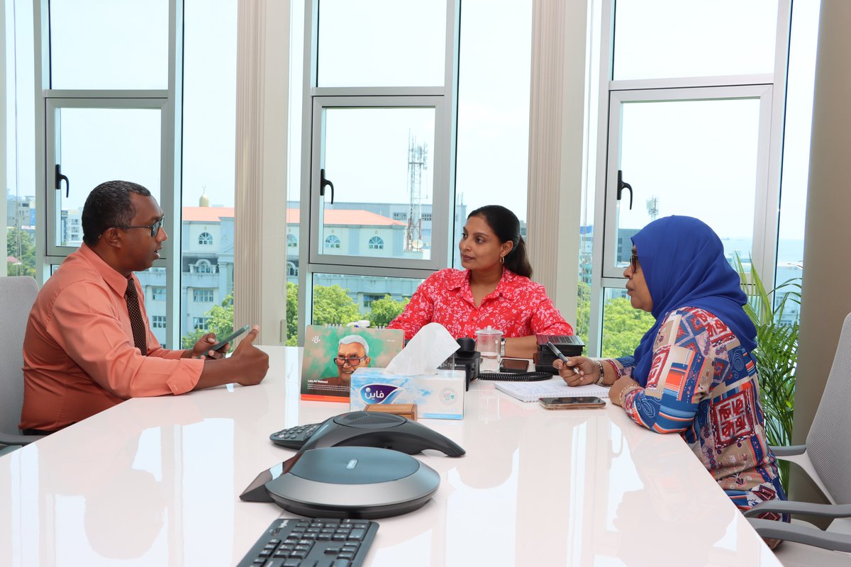 MoEdumv's tweet photo. މިނިސްޓަރ @aisthly އަތޮޅުތެރޭ ސްކޫލްތަކުގެ ބައެއް ޕްރިންސިޕަލުންނާ ބައްދަލުކުރެއްވުން. މި ބައްދަލުކުރެއްވުމުގައި ސްކޫލްތަކަށް ދިމާވެފައިވާ ދަތިތައް އޮޅުންފިލުއްވައި، އެކަންކަން ޙައްލުކުރެވޭނެ ގޮތްތަކާ ގުޅޭގޮތުން މަޝްވަރާކުރެއްވި. https://t.co/UDwoCc0ZsQ