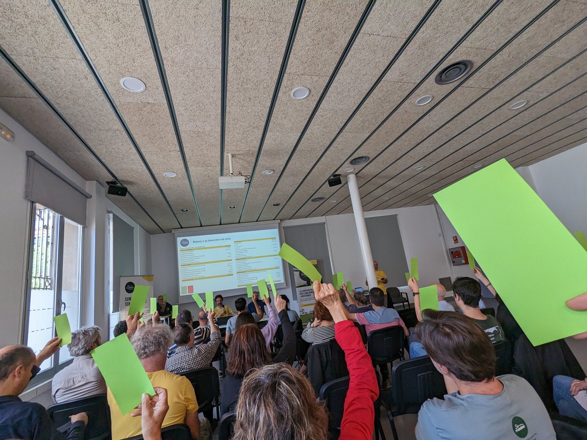 Votant a l'assemblea de <a href="/SomMobilitat/">Som Mobilitat</a>!