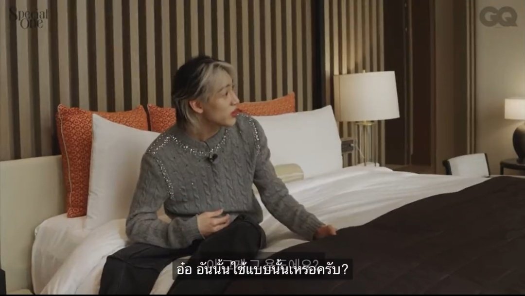 __________MB_'s tweet photo. GQ ให้น้องเอาเท้าขึ้นมาวางตรงผ้าสีน้ำตาล บอกว่าส่วนนี้เรียกว่า bed scarf หรือ bed runner ใช้คลุมเตียงเพื่อให้สามารถใส่รองเท้าขึ้นเตียงได้ 

//อ้วงบอก อ๋อ อันนี้ใช้แบบนี้��องหรอครับผมเกิดมาเพิ่งรู้เลย ซับขึ้นฉันก็เหมือนกัน เอาจริงนี่ก็เพิ่งรู้เหมือนกัน🥹😆

#BamBam #뱀뱀 @BamBam1A https://t.co/uAAAZPXcpu