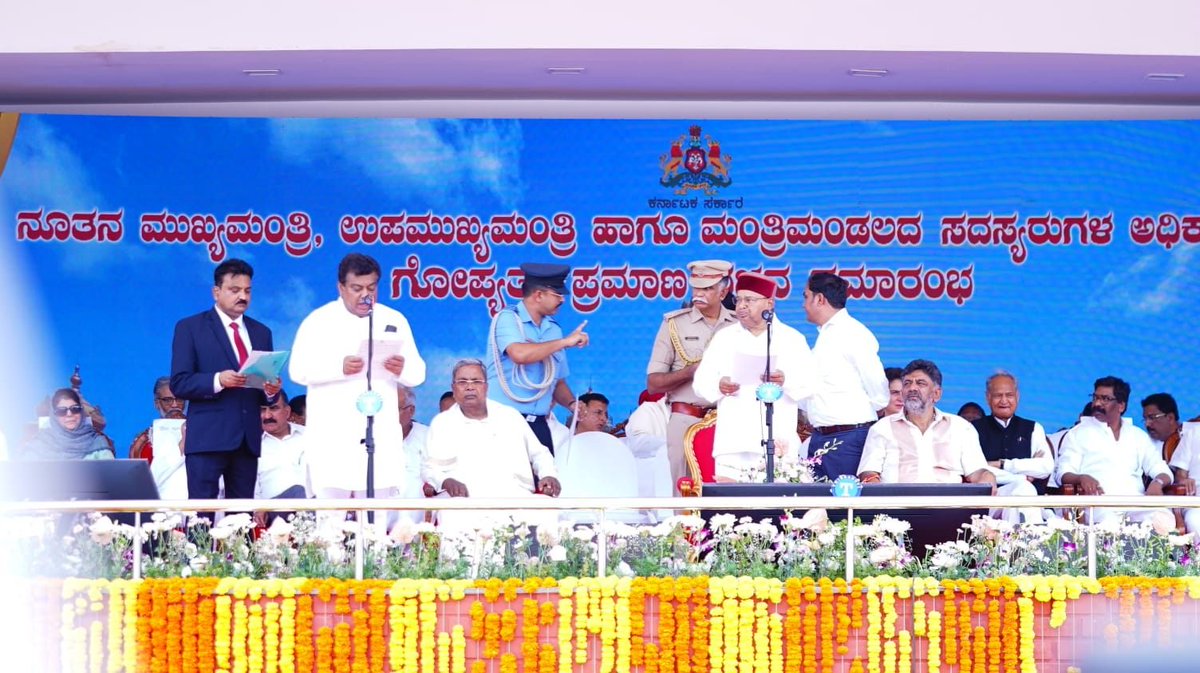 MBPatil's tweet photo. ಬೆಂಗಳೂರಿನ ಕಂಠೀರವ ಕ್ರೀಡಾಂಗಣದಲ್ಲಿ ಕರ್ನಾಟಕ ರಾಜ್ಯ ಸರ್ಕಾರದ ಸಂಪುಟ ಸಚಿವನಾಗಿ ಪ್ರಮಾಣ ವಚನ ಸ್ವೀಕರಿಸಿದೆ.
ರಾಜ್ಯದಲ್ಲಿ ಮತ್ತೊಮ್ಮೆ ಅಭಿವೃದ್ಧಿಯ ಪರ್ವ ಆರಂಭವಾಗಿದೆ...
ನಾಡಿನ ಸಮಸ್ತ ಜನತೆಗೆ ಹಾಗೂ ವಿಶೇಷವಾಗಿ #ಬಬಲೇಶ್ವರ ಮತ ಕ್ಷೇತ್ರದ ಜನತೆಗೆ ಹೃತ್ಪೂರ್ವಕ ಧನ್ಯವಾದಗಳು.