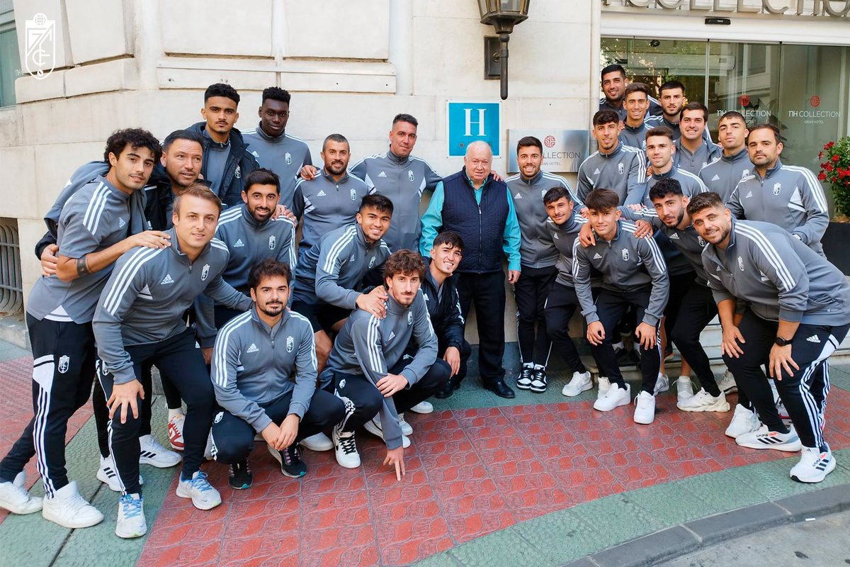 CanteraNazari's tweet photo. 🥰 𝐃𝐨𝐧 𝐄𝐧𝐫𝐢𝐪𝐮𝐞 𝐏𝐨𝐫𝐭𝐚 nos ha visitado en Zaragoza.

🔝 ¡Muchas gracias por el apoyo, leyenda!

#𝘾𝙖𝙣𝙩𝙚𝙧𝙖𝙉𝙖𝙯𝙖𝙧𝙞 🇦🇹 || #RecreGranada https://t.co/C99uPxKj8V