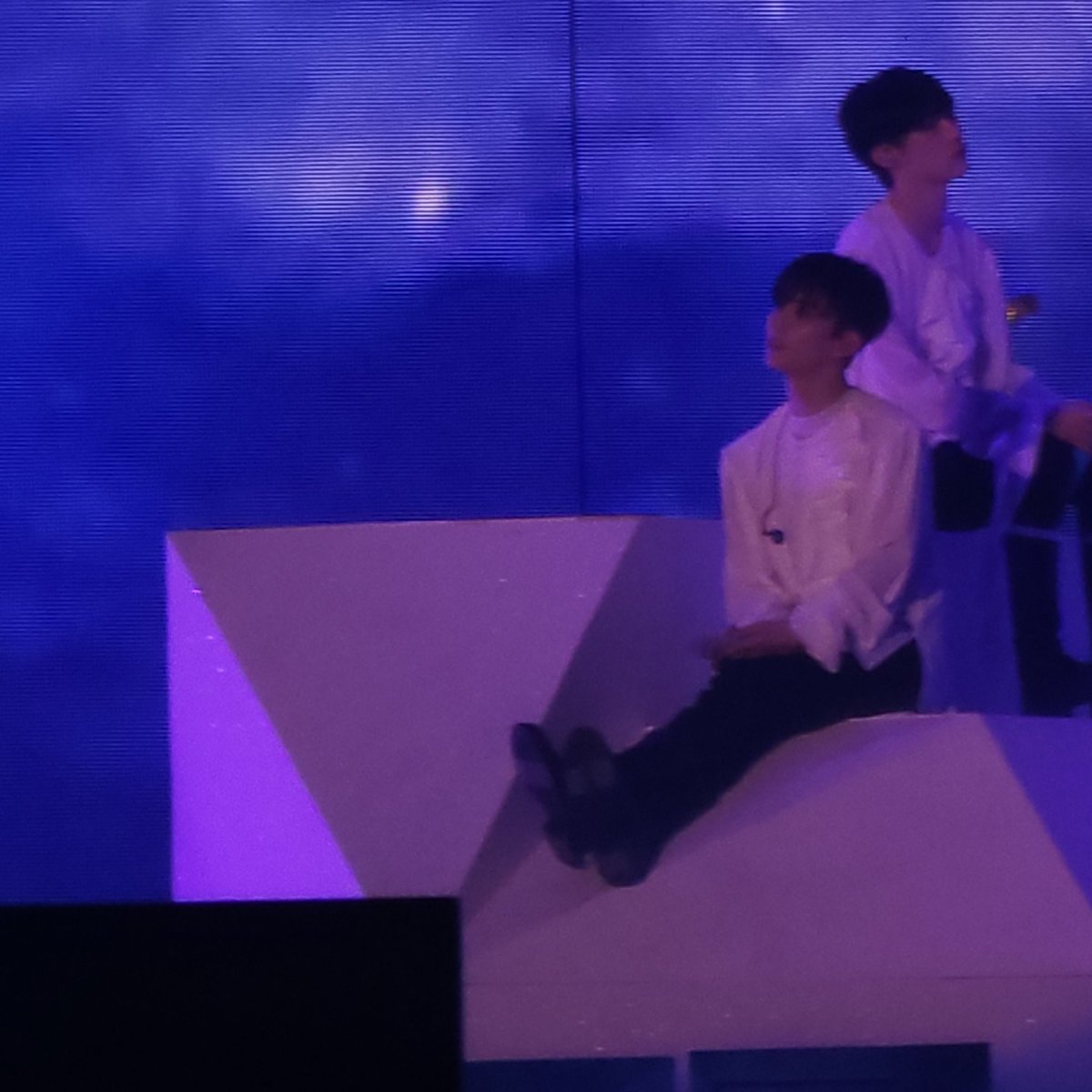 발 삐쭉 뻗은거 진짜 개귀여움 하 ,,