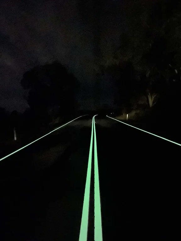 Rainmaker1973's tweet photo. Australian company Tarmac Linemarking created glow-in-the-dark road line markings which have been tested in Victoria’s south east to increase drivers' safety

[read more: https://t.co/bVDuhoHnBE] https://t.co/IVzU1O5gHz