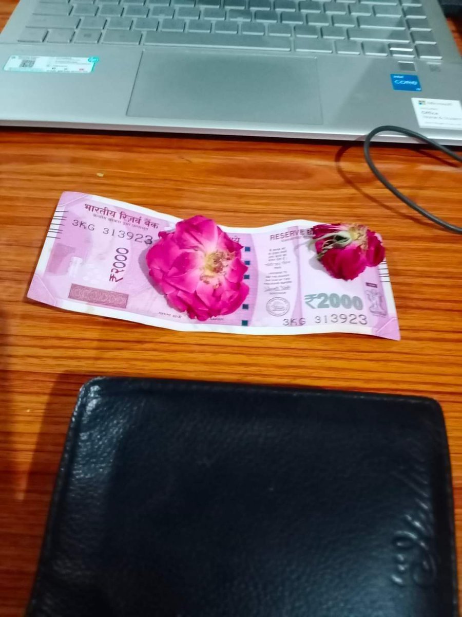 imprashantkmish's tweet photo. विनम्रतापूर्वक श्रद्धा सुमन अर्पित करता हूँ.
श्रद्धांजलि 30 सितम्बर को मान लीजिएगा.  
............................
दिवस एकादश मास छह, 
बीते कुल छह साल.
वेन्टीलेटर लग गया,
बाँह पसारे काल.

नोट - डेट फ़िक्स होने के उपलक्ष्य में, गुलाबी गांधी मुद्रा में गुलाब समर्पित किया. https://t.co/VKO0xEbyiN