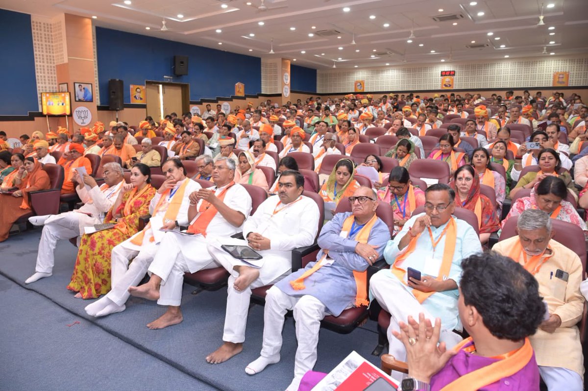 BJP4Rajasthan's tweet photo. प्रदेश कार्यसमिति बैठक के पंचम सत्र को नेता प्रतिपक्ष श्री @Rajendra4BJP  ने संबोधित किया। सत्र के दौरान प्रदेश प्रभारी श्री अरुण सिंह एवं अध्यक्ष श्री सी.पी. जोशी मौजूद रहे। https://t.co/VpcPeRwwIK
