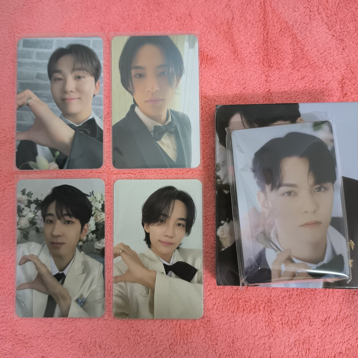 ploop_15's tweet photo. Sabi ni ateng staff na nasa cashier kanina sa physical store ni @chulien07 mingyu magnet daw siya so pinahawak ko yung car.ver ko Hahaha and guess what umuwi nga si Mingyuu. 😭🩵🩷 with jeonghan, Wonu, kwan and vernon. 🩷🩵 https://t.co/QmtkRxEXCS