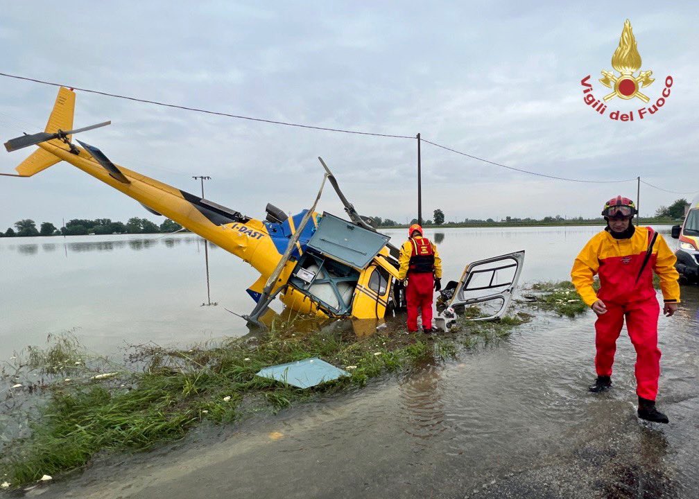 #Ravenna, soccorse dai #vigilidelfuoco quattro persone, tre illese e una ferita, a bordo dell’elicottero di una ditta privata che ha avuto un incidente a Belricetto. In corso le operazioni di messa in sicurezza dell’area #20maggio