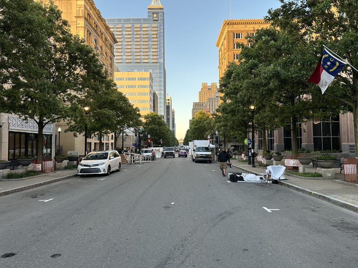 Artsplosure weekend in Downtown Raleigh. 😎😎 love those NC flags <a href="/billkingDTR/">Bill King</a> on Fayetteville St.