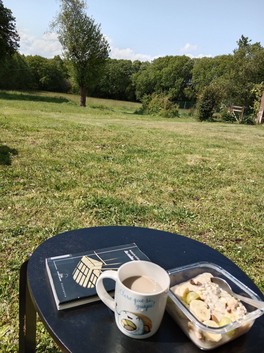 Aquí tamén é primaveira ,ás veces. Saboreando,  xa rematando,este libro, que pena da rematar libros bos!!!.#Asmalasmulleres <a href="/MarilarAleix/">Marilar Aleixandre</a>