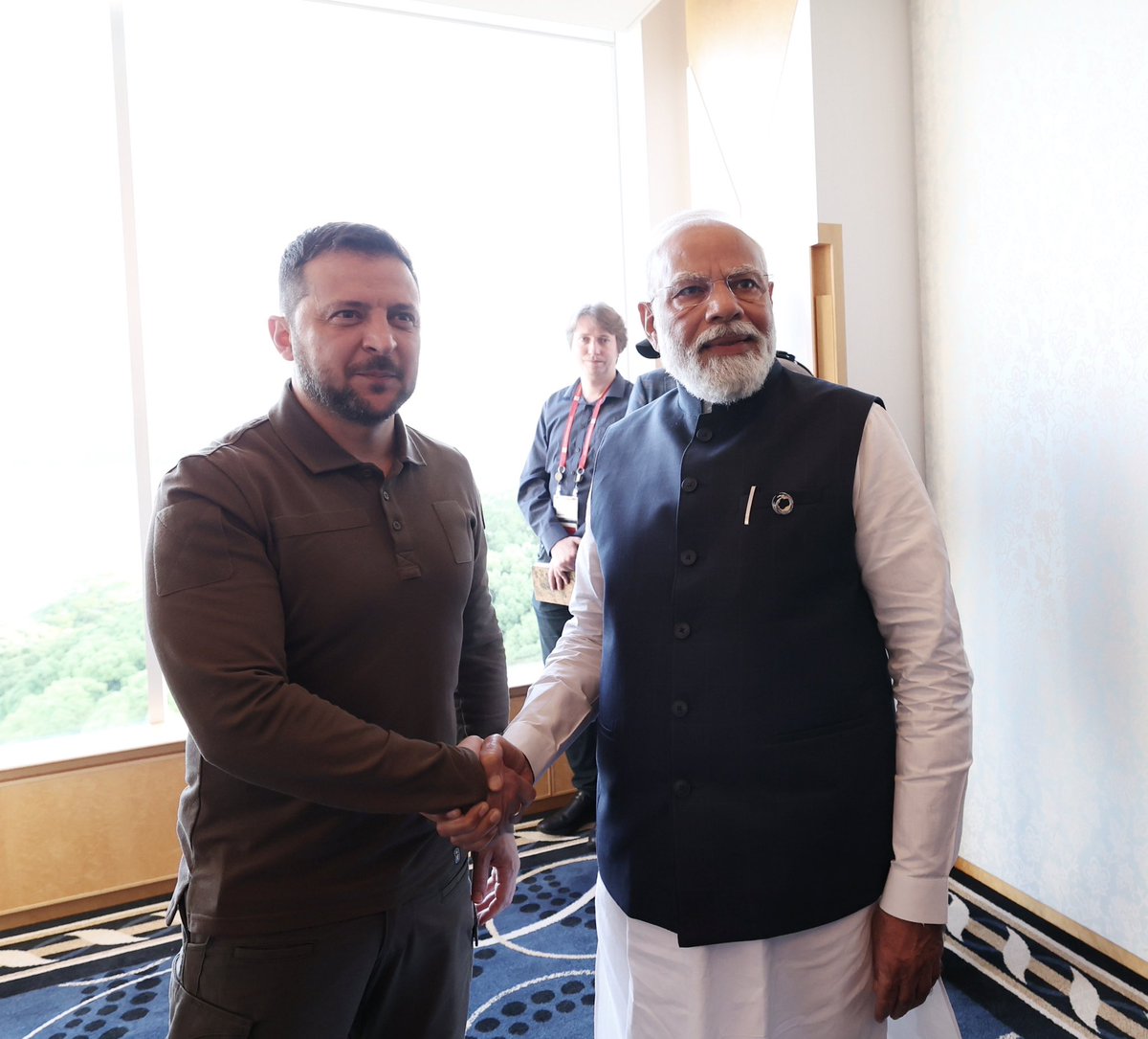 bigblackeey's tweet image. Ukraine President
Volodymyr Oleksandrovych Zelenskyy thanking  Indian Prime Minister Modi for stopping the Ukraine  Russian war 

#Modilogic #2000notes #UkraineRussiaWar️️ #Ukraine #PutinWarCrimes