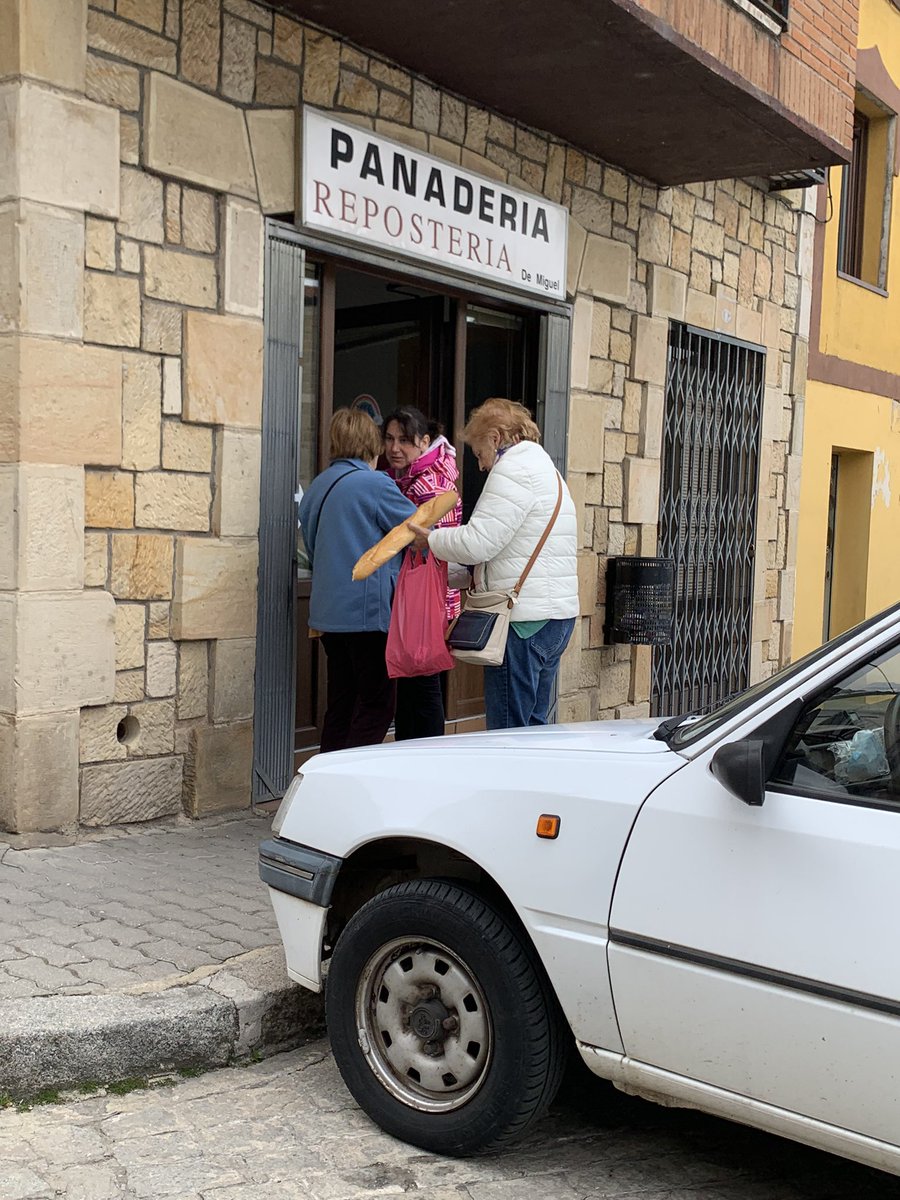 Daviddcoba's tweet photo. Mediodía en la panadería repostería De Miguel de Duruelo de la Sierra (Soria). https://t.co/mnBED7ZQb5