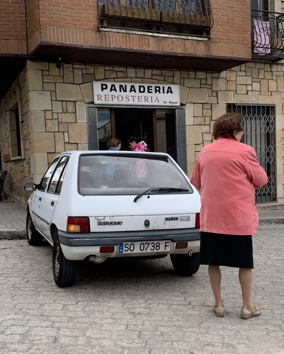 Daviddcoba's tweet photo. Mediodía en la panadería repostería De Miguel de Duruelo de la Sierra (Soria). https://t.co/mnBED7ZQb5