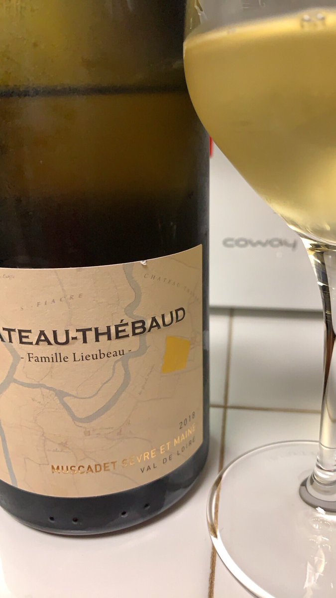 Muscadetのくせにと思ってたら、大間違いでした。色も濃い、味わいもどっしりしてる。
少し驚いた。