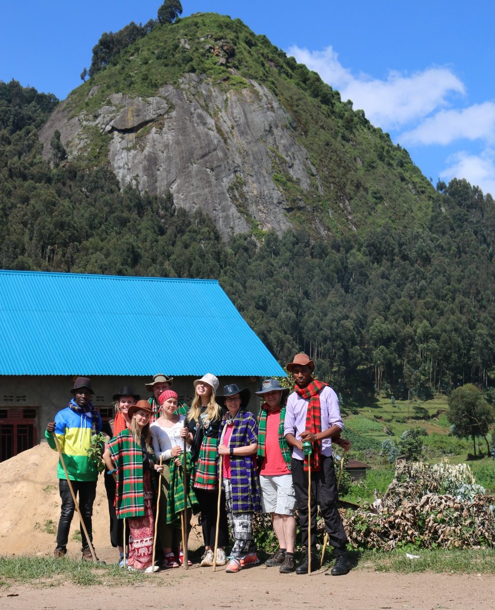 "Ba mukerarugendo batandukanye baturutse mu impande zitandukanye z'isi  bakomeje gusura ibere rya Bigogwe, urutare ruherereye mu akarere ka Rubavu mu Bigogwe, ibi bikaba bikomeje guteza imbere abaturage bahaturiye ndetse n'urubyiruko rwihangiye imirimo"

Just tweet like