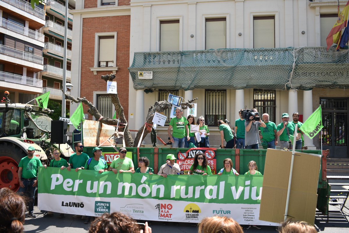 La_Directa's tweet photo. #ENERGIA | "L'oligopoli energètic té un interès econòmic. Pensa que les nostres terres no valen res, però per nosaltres són el nostre futur i present", manifesta @NostraTerraAss durant la lectura de manifest davant la subdelegació del Govern https://t.co/dJooWGFapv 📸 @EsterFayos https://t.co/xHm0muXjcC