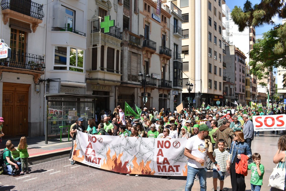 La_Directa's tweet photo. #ENERGIA | "L'oligopoli energètic té un interès econòmic. Pensa que les nostres terres no valen res, però per nosaltres són el nostre futur i present", manifesta @NostraTerraAss durant la lectura de manifest davant la subdelegació del Govern https://t.co/dJooWGFapv 📸 @EsterFayos https://t.co/xHm0muXjcC