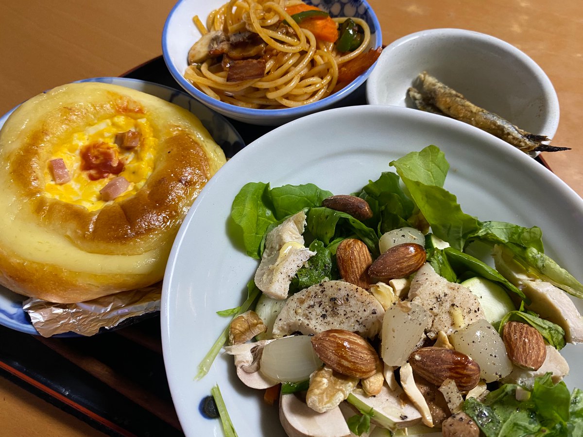 お昼ごはんは、お惣菜パン、ナポリタン、きびなご、鶏ハム入りサラダ😋