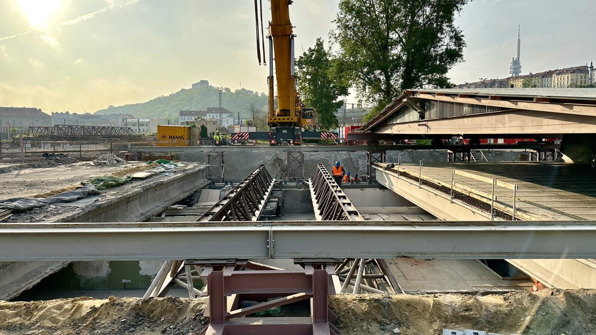 DPPOficialni's tweet photo. PRÁCE NA STROPNÍ DESCE NA FLORENCI V PLNÉM NASAZENÍ | Snažíme se rychle zrekonstruovat stropní desku ve stanici metra Florenc a vyměnit další předepjaté nosníky.
Z důvodu této rekonstrukce nejezdí po celý víkend metro C v úseku mezi Hlavním nádražím a Vltavskou.
Využijte, prosíme, náhradní tramvajovou dopravu XC a 36.
Více info: https://t.co/mc7ZuqvLTm
Děkujeme za pochopení.
FOTO: DPP Dan Šabík