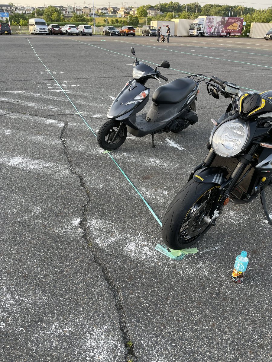いよいよ明日です❗️
ライン引いてありますので、車両の先頭を合わせて駐車してください✨
暑くなる事が予想されますので熱中症対策等なさってください。

明日は安全運転でお越しください❗️