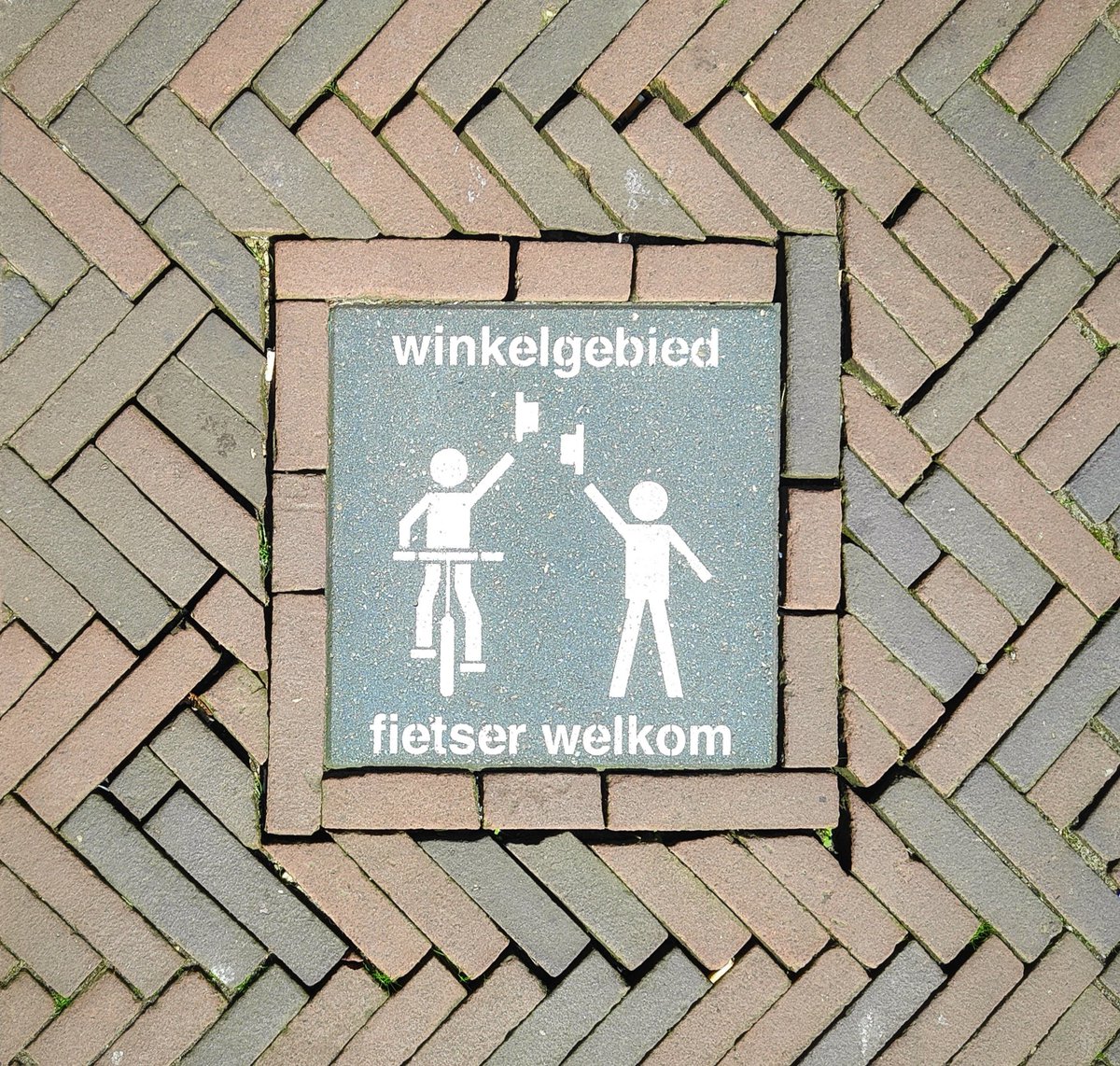 RichardMortime2's tweet photo. #saturdaysigns
Rough translation:
'Hurrah! People in Hats Specially Welcome.' https://t.co/UQg9KKu5uC