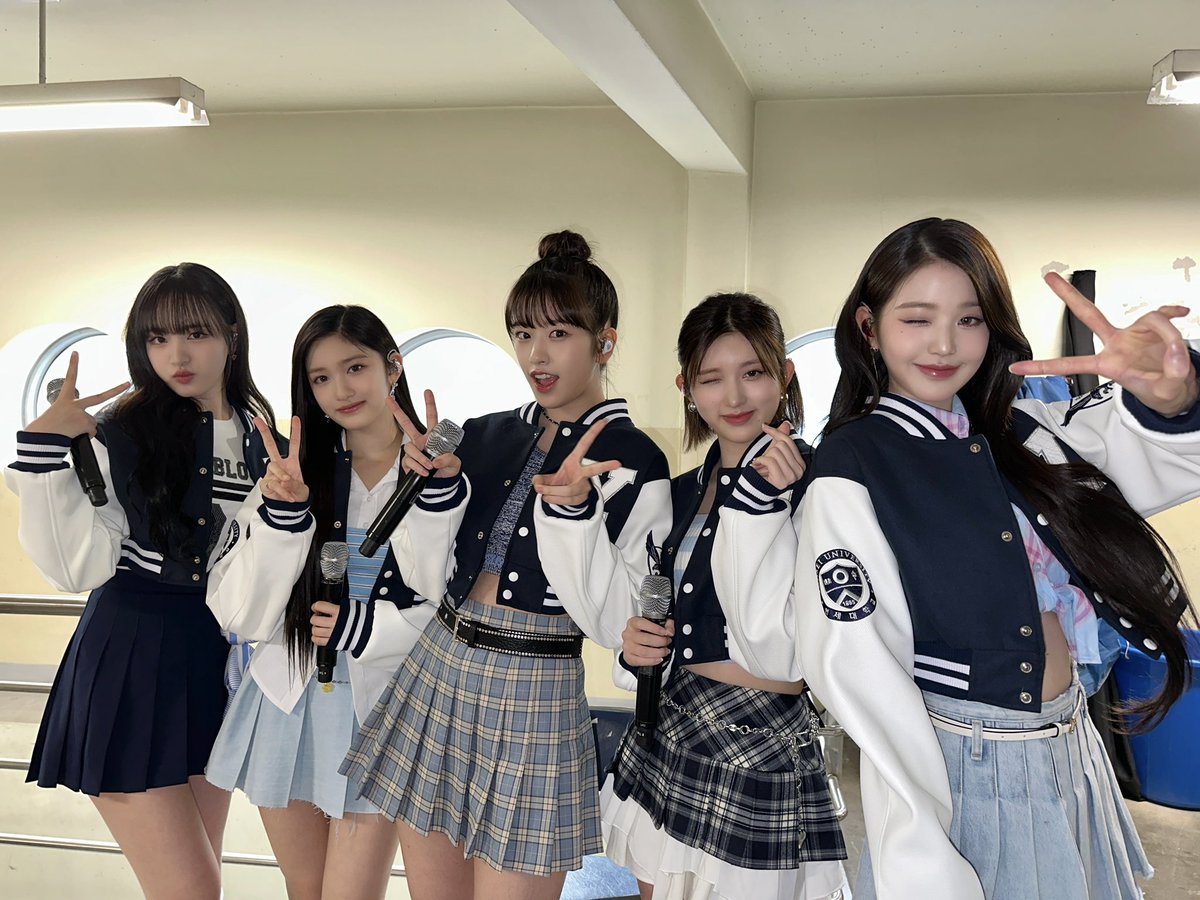 IVEstarship's tweet photo. 📸
제일 좋은 어느 날의 연세대 💙🦅
푸른 물결과 자유로운 함성으로 아이브를 반겨주신
진리의 #연세대학교 학생 여러분 🤍
2년 연속 아카라카에 초대해 주셔서 감사합니다🫶

#IVE #아이브 #아카라카 https://t.co/Nuu4mAUAxs