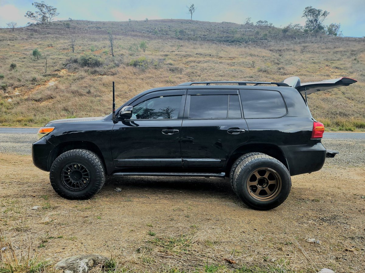 GorillaIndustr1's tweet photo. Couldn't believe my eyes when I found these on FB Market place here in Australia. Drove 10.5 hour round trip and 750km to grab them. Been looking for these everyday on Yahoo Japan. These came off a crashed 76 Landcruiser. Will be a bit aggressive on the 200. #te37xt https://t.co/SMYnbY1hiC
