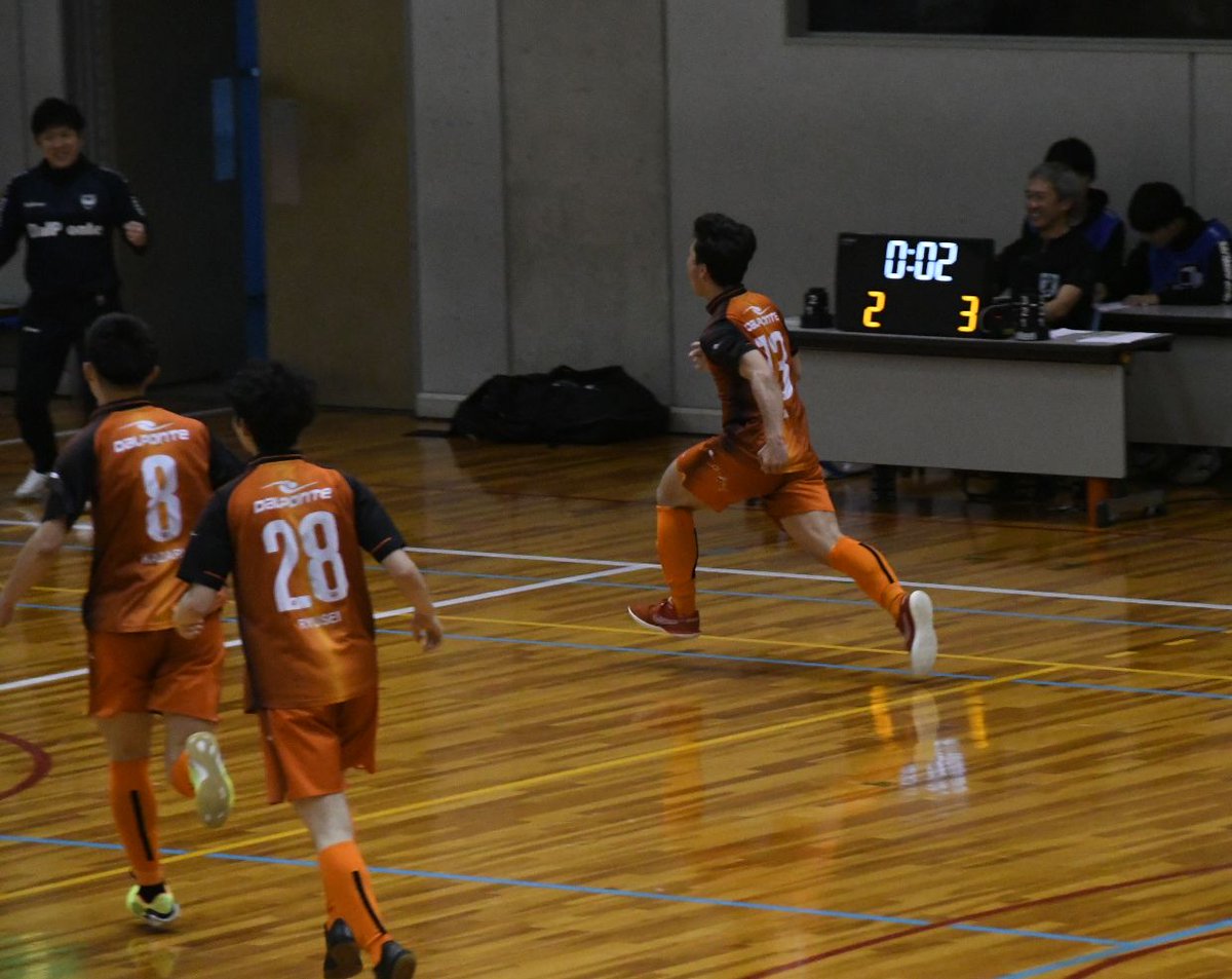 futsaltheater's tweet photo. 関西フットサルリーグ１部

バディ🆚シュライカー大阪サテライト

残り２秒で同点
会場も騒然😮

喜びを爆発させるシュラサテの選手たち
信じられないバディの選手たち

#フットサル https://t.co/krwu5IE4qn
