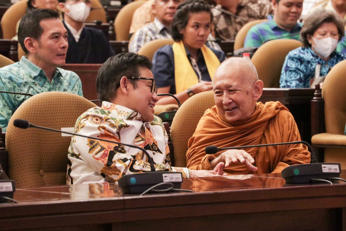 cakimiNOW's tweet photo. Hari ini hari yg bersejarah, bertepatan dg Hari Kebangkitan Nasional, PKB juga mengadakan acara Refleksi Waisak Nasional. Kami sangat bahagia, bangga dan terharu, karena para Bhikkhu Sangha berkenan hadir memberikan berkah Waisak pada kita semua. 

Semoga spirit waisak menjadi kekuatan dari spirit keagamaan kita untuk menjaga persatuan dan kebhinnekaan.

Maturnuwun atas kehadiran para Biksu, Bhikkhu Sangha dan dukungan semua pihak..

#waisak2023 #waisakpkb