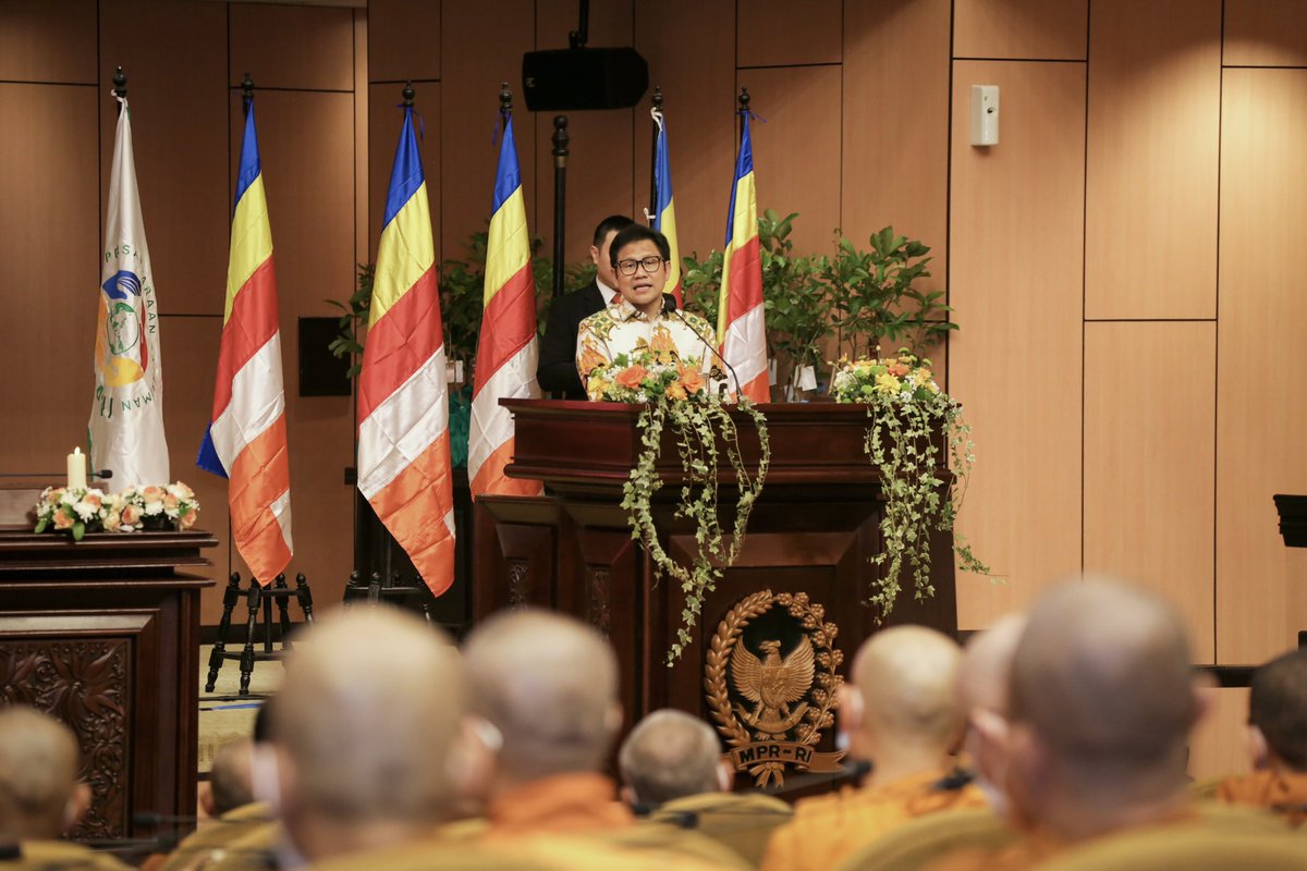 cakimiNOW's tweet photo. Hari ini hari yg bersejarah, bertepatan dg Hari Kebangkitan Nasional, PKB juga mengadakan acara Refleksi Waisak Nasional. Kami sangat bahagia, bangga dan terharu, karena para Bhikkhu Sangha berkenan hadir memberikan berkah Waisak pada kita semua. 

Semoga spirit waisak menjadi kekuatan dari spirit keagamaan kita untuk menjaga persatuan dan kebhinnekaan.

Maturnuwun atas kehadiran para Biksu, Bhikkhu Sangha dan dukungan semua pihak..

#waisak2023 #waisakpkb