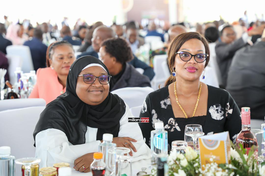 millardayo's tweet photo. Hizi ni picha za Viongozi na Wageni mbalimbali walioalikwa kushuhudia Rais wa Tanzania Dkt. Samia Suluhu Hassan akizindua rasmi Ikulu mpya ya Chamwino Mkoani Dodoma leo May 20,2033, tazama LIVE kinachoendelea Ikulu Dodoma kwenye link hii https://t.co/NHcfuWAn8u… https://t.co/JKAjkKbZM9