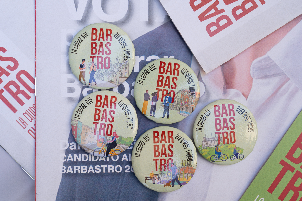 PSOEBarbastro's tweet photo. 😍 ¿Os gustan? A nosotros nos encantan. 

Hemos hecho estas chapas con mucha ilusión, representando cinco lugares icónicos de la ciudad que queremos tod@s ✨

📍 Estamos en la Calle Romero repartiéndolas (donde el antiguo Bar Europa).

¡No te quedes sin la tuya! 😉 https://t.co/qxF6aVaPnA