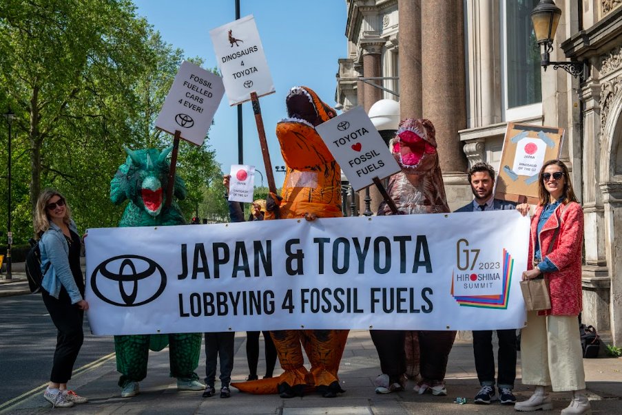 Protests outside Japan's US and UK embassies urge action on phasing out combustion vehicles at @G7 

(At last year's #G7Summit, Toyota lobbied Japan to water down a zero-emission vehicles goal)

@KateAbnett @maki_yamaz @MofaJapan_en @FossilFreeJapan