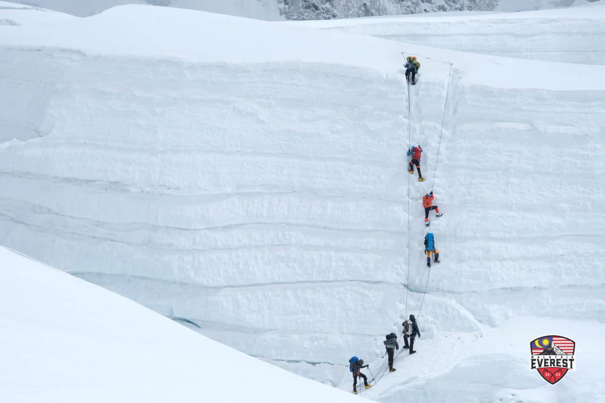 NewsBFM's tweet photo. 1. A Malaysian climber, who is hearing-impaired, has gone missing while descending from Camp 4 after reaching the summit of Mount Everest.
The Himalayan Times reports, Muhammad Hawari Hashim, 33, had been missing since yesterday (May 19), and search efforts are still underway. https://t.co/0Y93kAeD1j