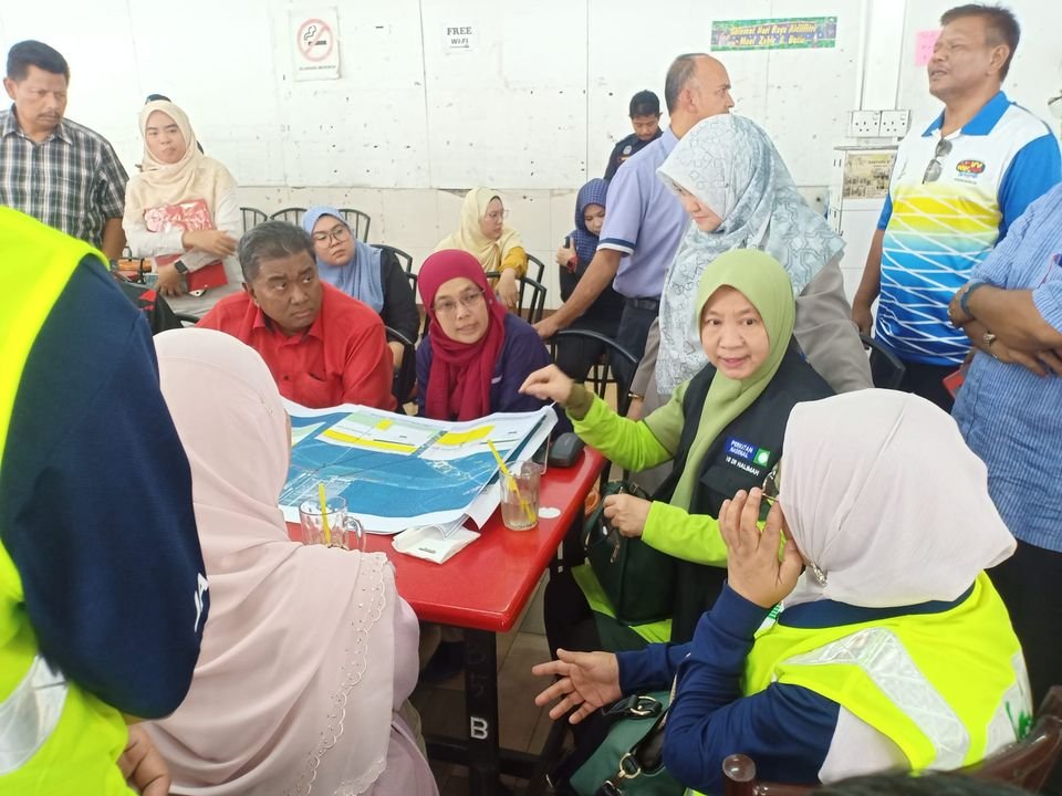 Ketua Penolong Pegawai Tanah Daerah Klang, Simedarby, TNB, PDRM turun meninjau situasi di lapangan dan mendengar keluhan penduduk kampung yang terkesan.
Insyaallah MPK, JAS dan agensi terlibat akan memantau situasi ini supaya lebih membaik dari masa ke semasa.
#DrHalimahAli