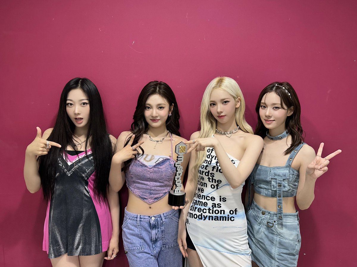aespa_official's tweet photo. Spicy 3rd win 😽🏆
감사합니다! MY들 최고 🫶

#aespa #æspa #에스파 
#MYWORLD #aespa_MYWORLD
#Spicy #aespa_Spicy
#Spicy3rdwin #쇼음악중심 https://t.co/UME9JGh845