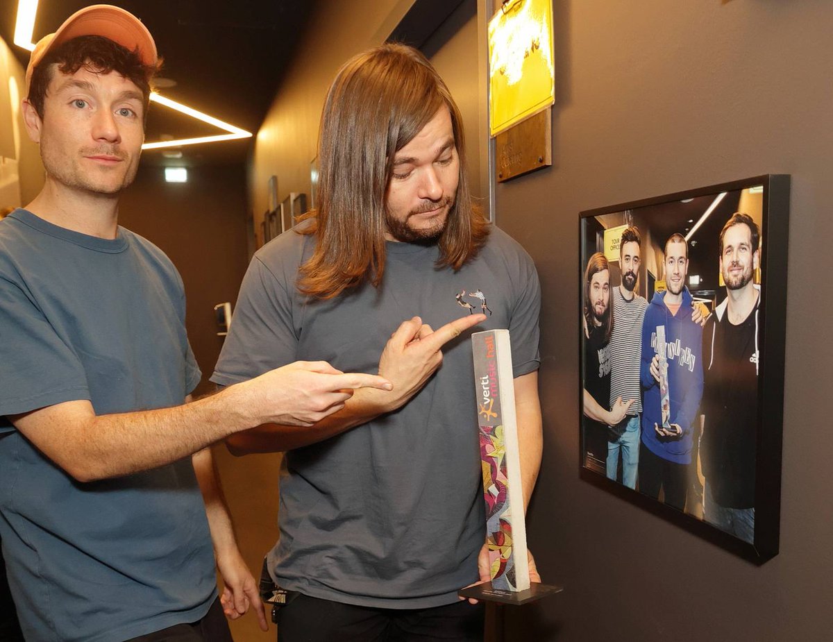 Unser Backstage Bereich hängt voll mit Konzertfotos und Stelenfotos der vergangenen Jahre. 📸 Bei ihrem Besuch vor genau 6 Monaten haben Dan und Woody von @bastille das ausgenutzt und dieses Foto mit ihrer zweiten Verti Music Hall Stele gemacht. 🤩

📸 Pedro Becerra/ STAGEVIEW