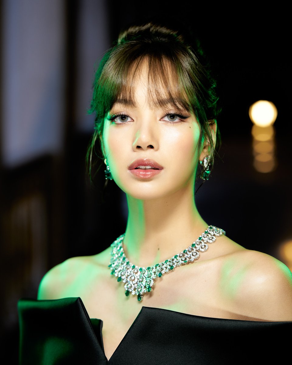 Unparalleled craftsmanship meets #LISA’s charm as she wears the platinum Passage To Emerald masterpiece. tinyurl.com/4xzaz4xt #BulgariMediterranea