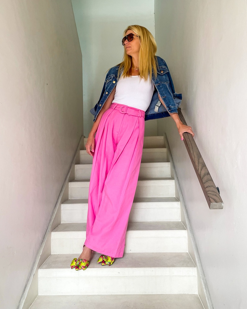 Leaning into the weekend 💞 Find your Saturday style @thegrovep 

#farmrio #greatpants #welovecolor #pleatedpants #weekendvibes #neverknowinglyunderdressed #whatimwearingtoday #persueprettythings #pink #underthepalms #aroundorlando #winterparkfl #thegrovewp