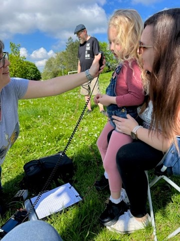 theRSGB's tweet photo. [2/2] Beaconnect: The team was approached by curious members of the public, including 5-year-old Ellie who passed greetings messages to Richard, G4HHX and Sylvie, F4HJC, who were both supportive and encouraging.
FFI: https://t.co/dVInOGXDBE
#hamr #amateurradio https://t.co/af1b6etNG2