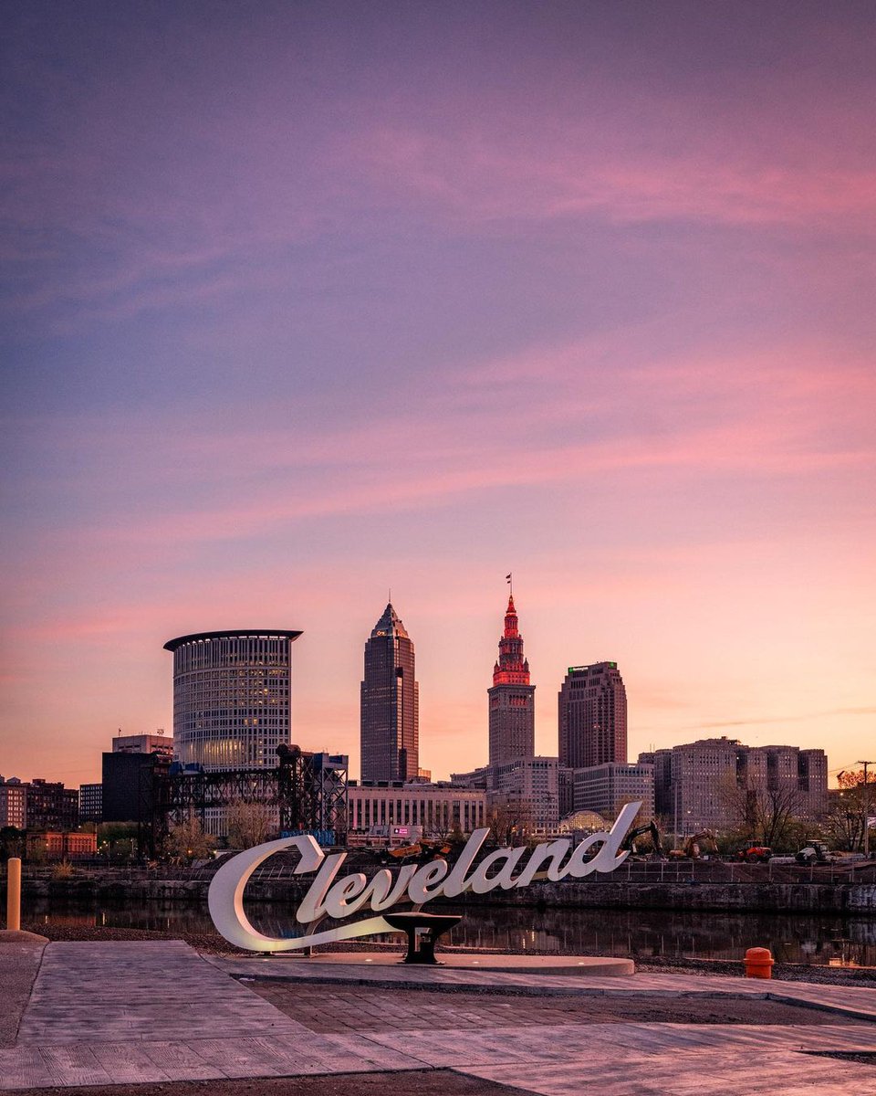clevelanddotcom's tweet photo. Happy Saturday, Cleveland! We will never get sick of pastel spring sunrise over The Land 💜

Photo: @GabeWasylko https://t.co/0QVFeblKku