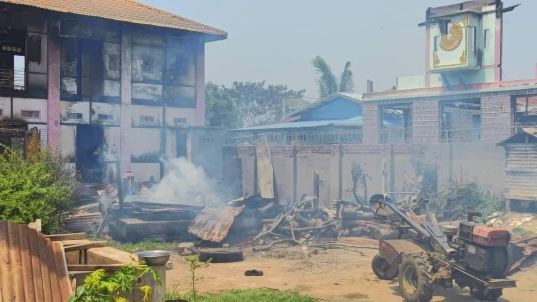 IrrawaddyNews's tweet photo. Myanmar junta troops torched 172 houses on Friday and Saturday in Kan Thit Village, Khin-U Township, Sagaing Region. Over 70 villages in Khin-U have suffered arson attacks since the coup. (Photos: Khin-U Township Information/ Facebook) #WhatsHappeningInMyanmar https://t.co/KHXJgyuYy7