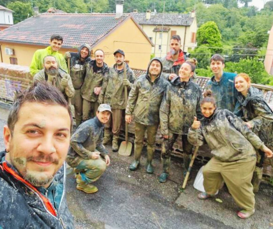 Paolo_Perrone's tweet photo. Senza piangersi addosso e senza aspettare l'aiuto di nessuno. Vanga e cuore, per liberare case e strade. 

Nelle pieghe della tragedia della #Romagna, anche gli "angeli del fango". L'Italia che si rimbocca le maniche. 

Bravi! 

#angelidelfango #alluvioneemiliaromagna https://t.co/qJtYs2tbea