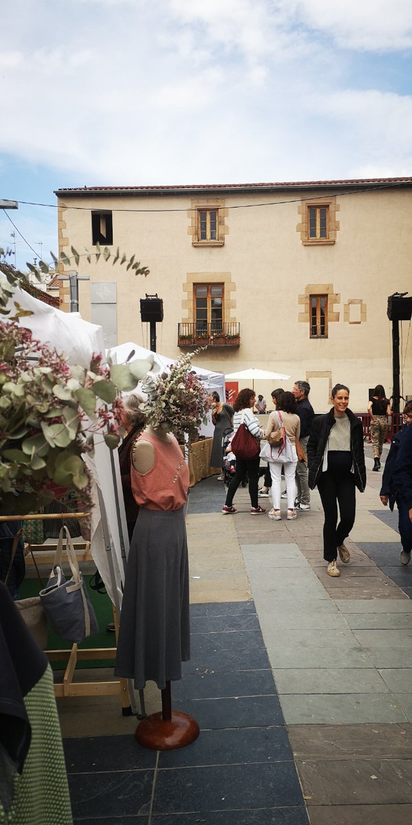 Ep! Us estem esperant al Market de la plaça Maluquer. Bona música amb Viatge Electrònic! Aquí estarem 🔝🎶