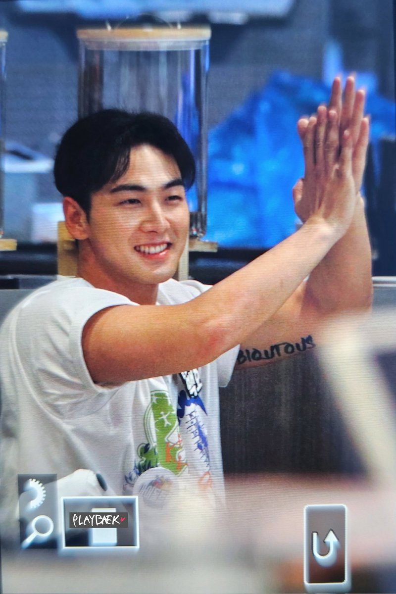 PLAYBAEK_721's tweet photo. 230520 아이돌 트럭

#백호 #BAEKHO #강동호 #KANGDONGHO https://t.co/0ab8E1IC6L