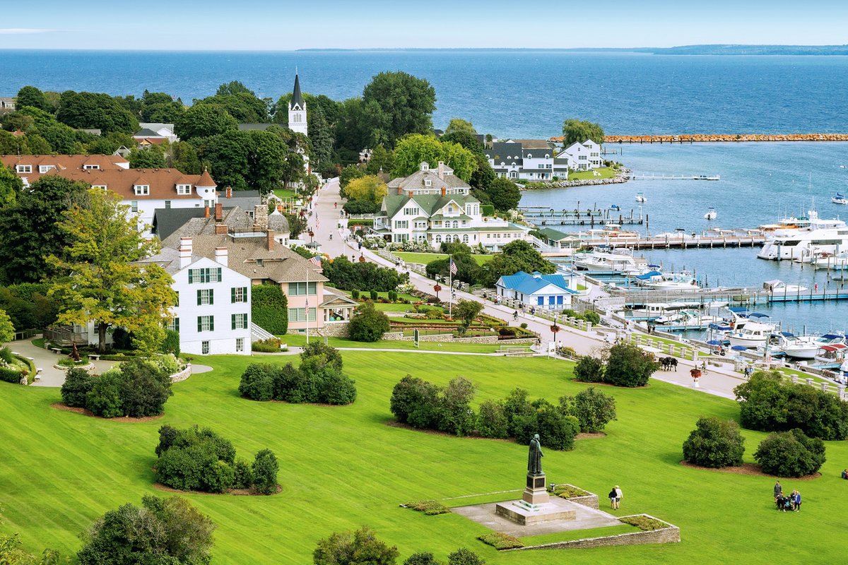 HLCruisesInt's tweet photo. Our Great Lakes cruises this Spring and next Fall offer extremely narrow locks, the largest freshwater area on earth, and amazing cities to explore #greatlakes #HANSEATICinspiration #hapaglloydexpeditions ##stlawrence #milwaukee #lakemichigan #lakesuperior https://t.co/LsxMFhU8QQ