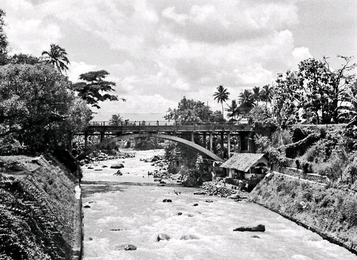 Arancionerro's tweet photo. Banyak yg salfok sama temuan cagar budaya. Nah temuan itu adalah struktur lengkung jembatan yang udah ada dari tahun 1920/1930an. Inilah cagar budaya itu. Masa iya walikota ga tau kalo itu benda cagar budaya? Padahal beliau pernah jadi ketua jaringan Kota pusaka lho. Aneh2 aja https://t.co/R7VVBvDy2D