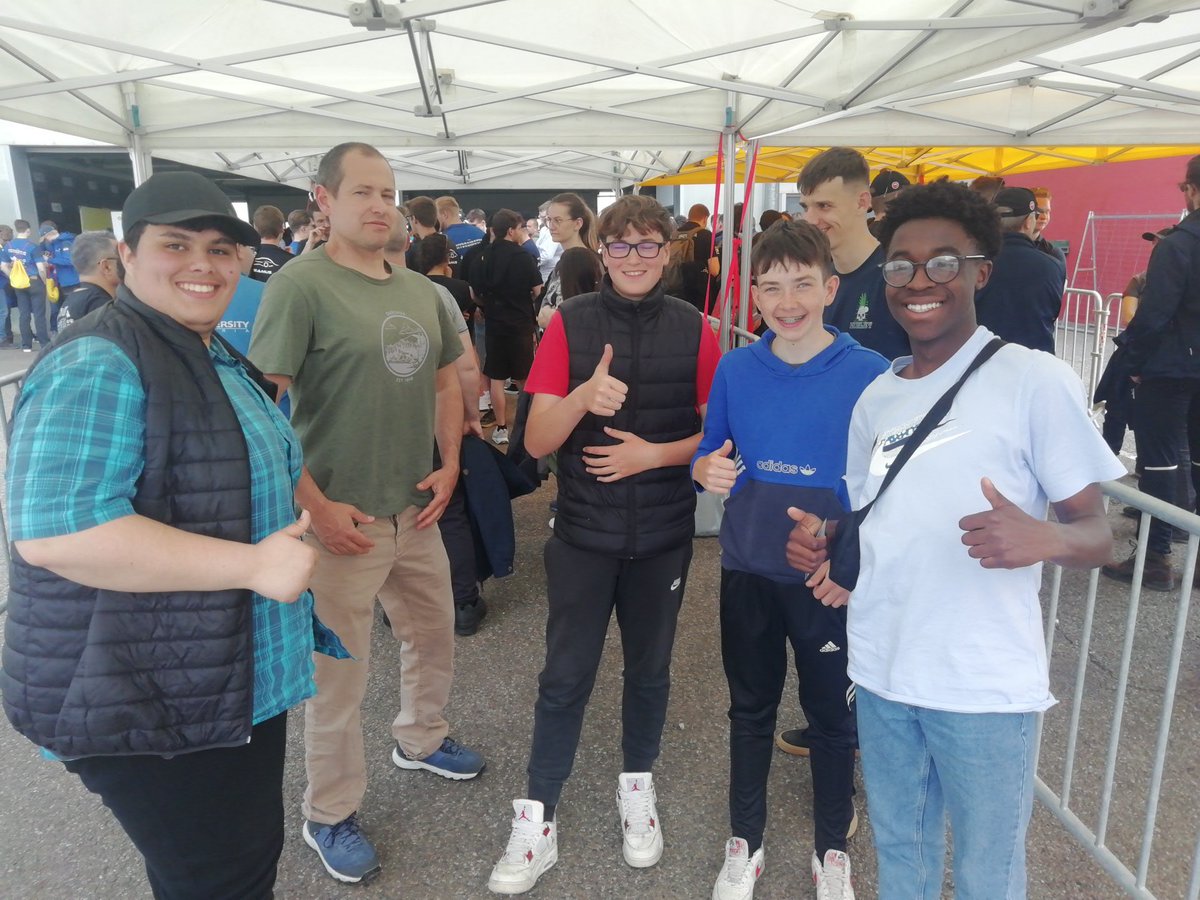 La team Joland est bien arrivée ce matin 7h sur Nogaro. p'tit déj, tentes posées, jeunes sympas. nous sommes dans la file d'attente pour l'enregistrement. Beaucoup de monde cette année.