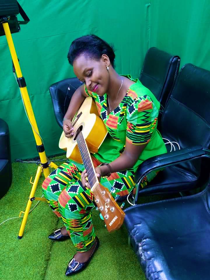 When my brain is 70% song lyrics I feed it it’s favorite moments & that’s a soundless and calm environment 💕get hold of my notebook 📒 a pen and a guitar 🎸 & then hit the studio👐🏽👐🏽💕💕✨✨
#lifeofamusician 
#preciousmoments 
 #OBUKOMOOKO coming soon🎶🎶🎧✨✨